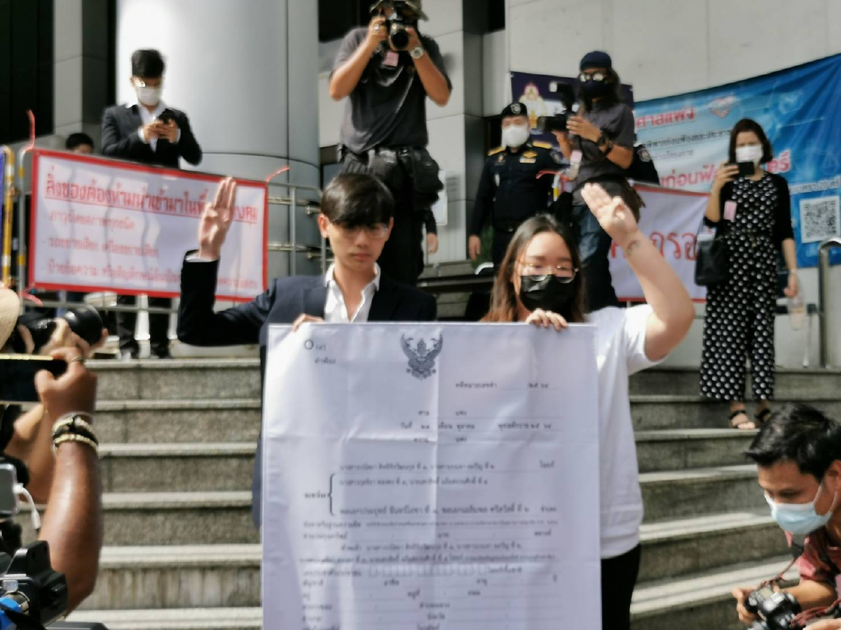 "รุ้ง" ฟ้อง นายกฯ- ผบ.ทสส. ขอเลิก พรก.ฉุกเฉิน ย้ำ "ม็อบ 31 ตุลา" ล่าชื่อเลิก 112