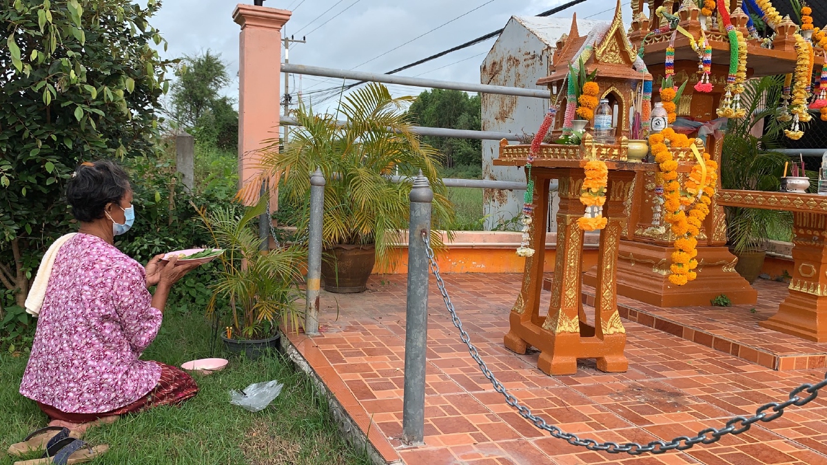 สมัคร "เลือกตั้ง อบต." ศรีสะเกษ วันแรก คึกคัก แห่กราบไหว้ขอพรศาลเจ้าปู่ตา