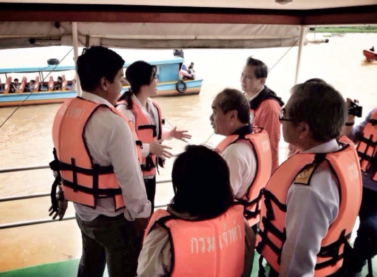 ยิ่งลักษณ์ ชินวัตร อดีตนายกฯ และพล.อ.ประยุทธ์ จันทร์โอชา ผบ.ทบ.ขณะนั้น ลงพื้นที่แก้ปัญหาน้ำท่วมปี 54