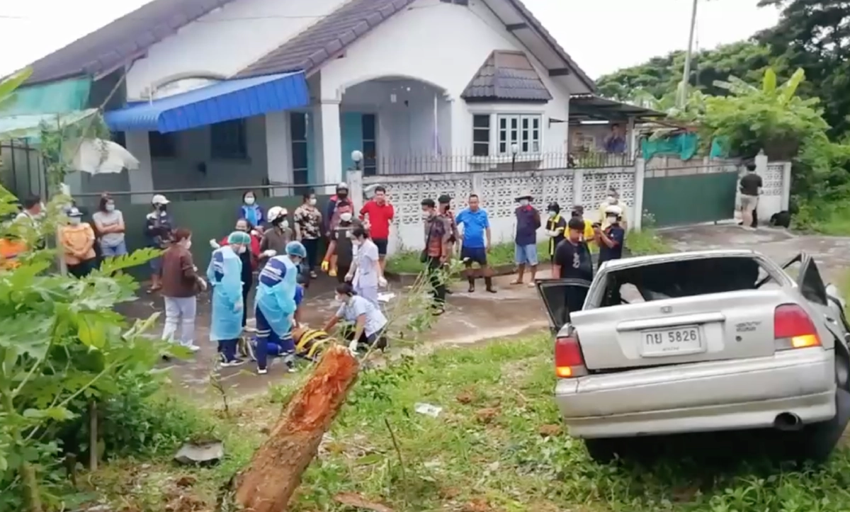 "หลับใน" เป็นเหตุ หนุ่มขับรถเสียหลัก "พุ่งชน" ต้นไม้ 