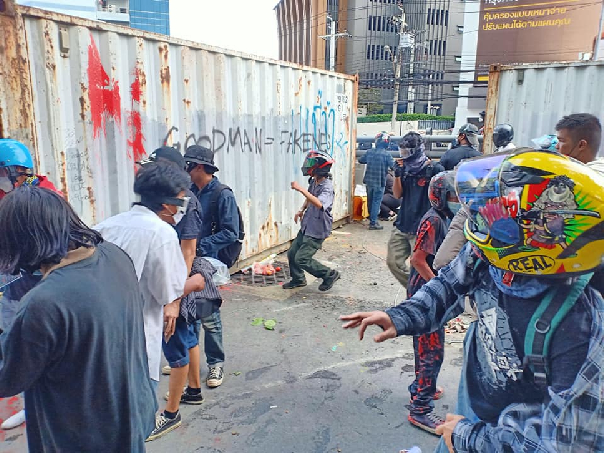 เมื่อการ "ชูสามนิ้ว" วนไปเวียนมาเข้าสู่สภาวะนิ้วล็อค     