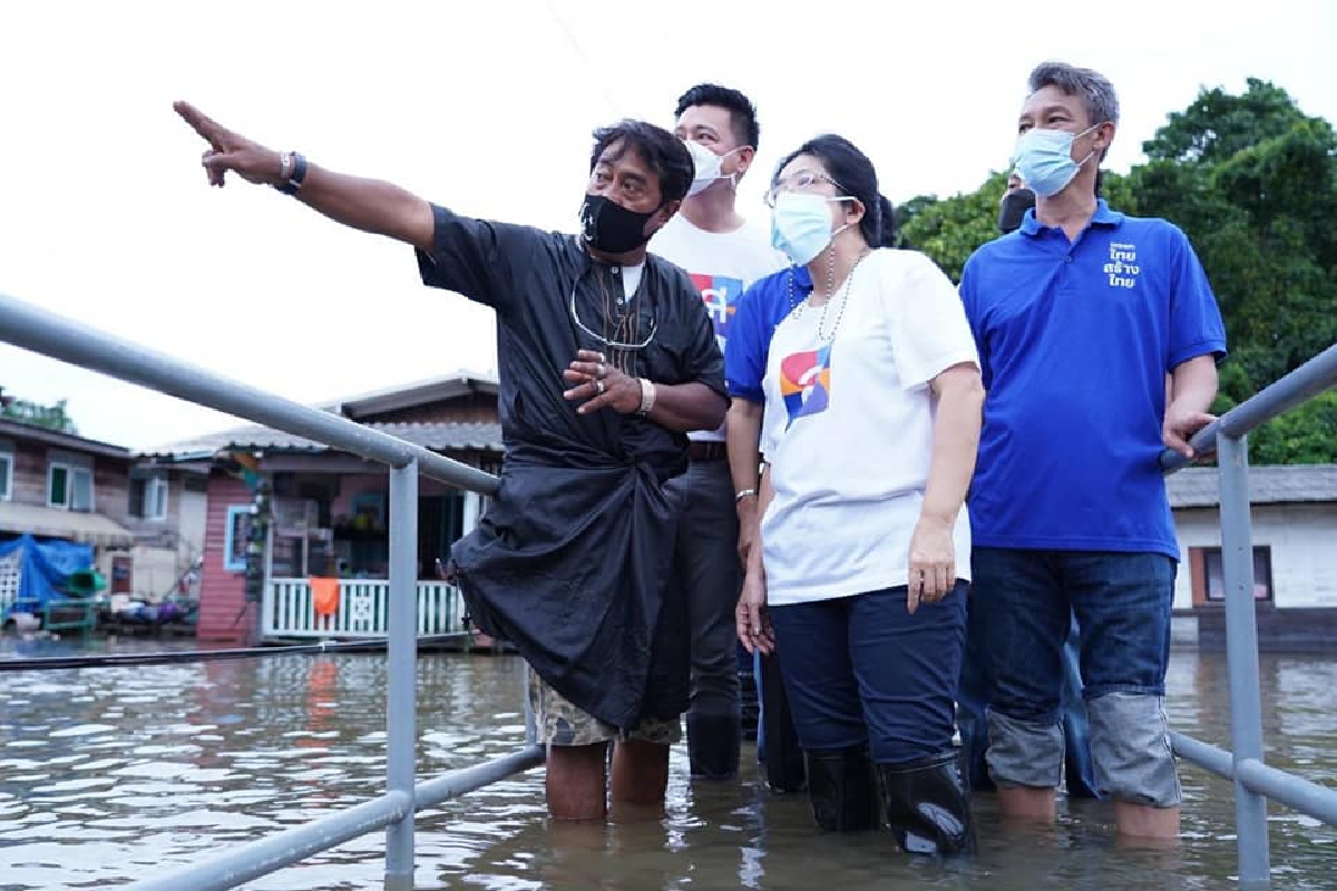 คุณหญิงสุดารัตน์  เกยุราพันธ์ุ  ประธานพรรคไทยสร้างไทย 