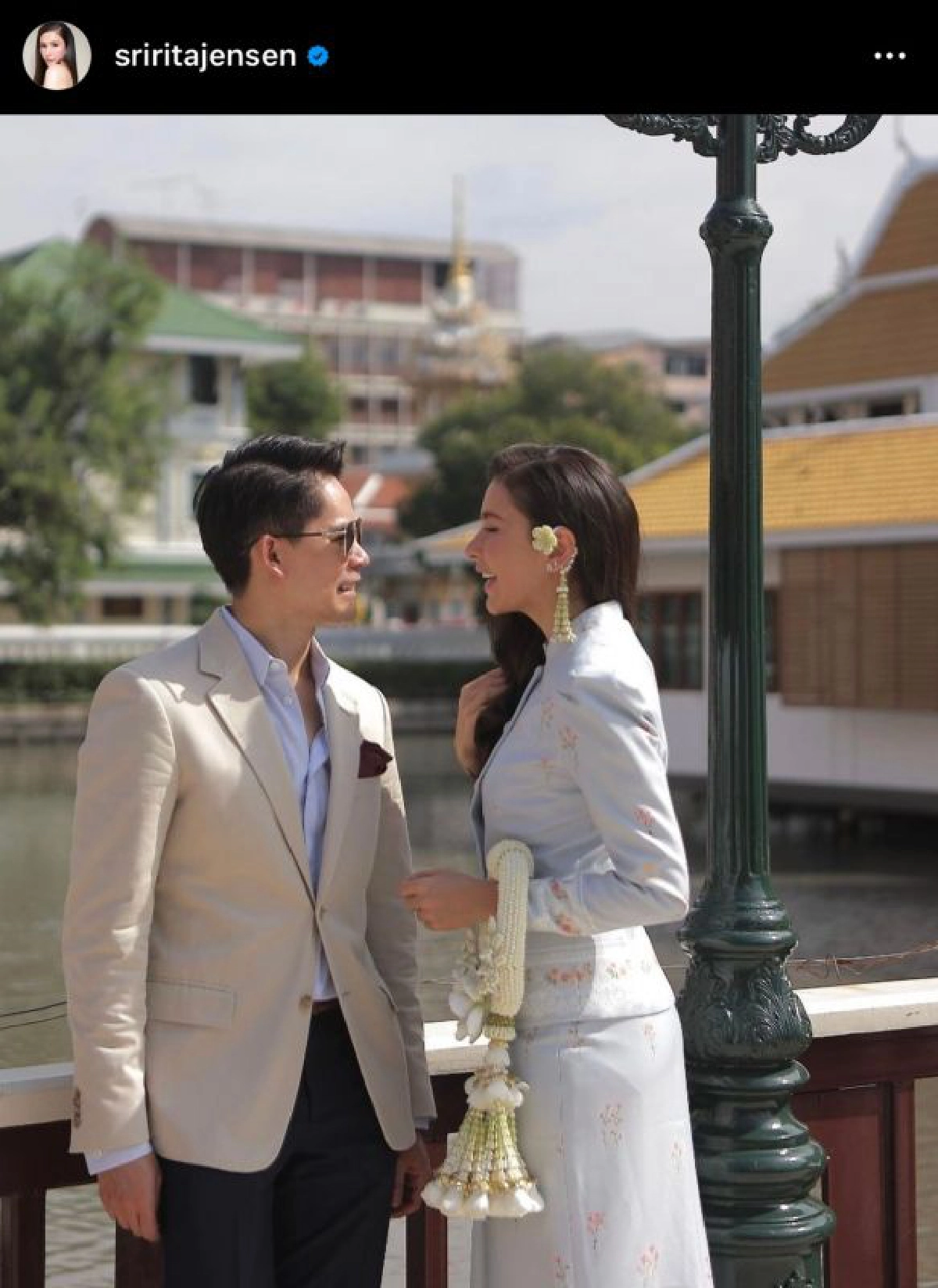 งามตะลึง "ศรีริต้า" สวมชุดไทย ควงคู่สามี ทำบุญวันเกิดครบ 40 ปี