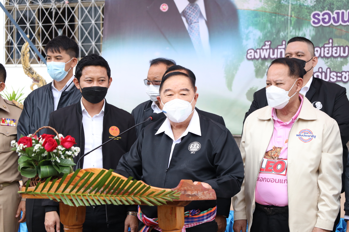 ปะทะวุ่น "บิ๊กป้อม" ลงขอนแก่นแก้ปัญหาน้ำอีสาน  ย้ำรัฐไม่ทิ้งใครไว้ข้างหลัง