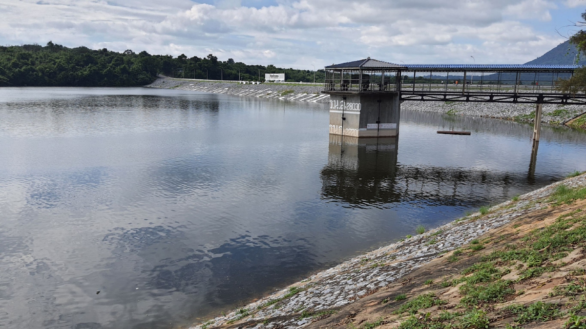 25 ต.ค.นี้ “เขื่อนลำตะคอง” เพิ่มการระบายน้ำ ชาวโคราชยกของขึ้นที่สูง