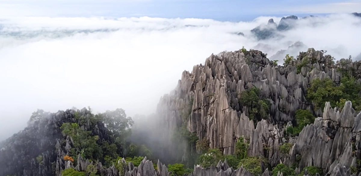 "ทะเลหมอก" รายล้อมภูเขาหินปูน ล่องเรือตาหมื่น "อัญมณี" แห่งบ้านมุง