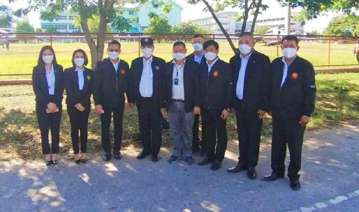 ดร.หิมาลัย ผิวพรรณ (คนยืนแถวหน้าลำดับที่ห้านับจากซ้ายมือ)ยืนถ่ายรูปเคียงข้างพล.อ.ประยุทธ์ จันทร์โอชา ร่วมกับส.ส.ในพื้นที่ขณะลงพื้นที่่ช่วยน้ำท่วมสุโขทัย