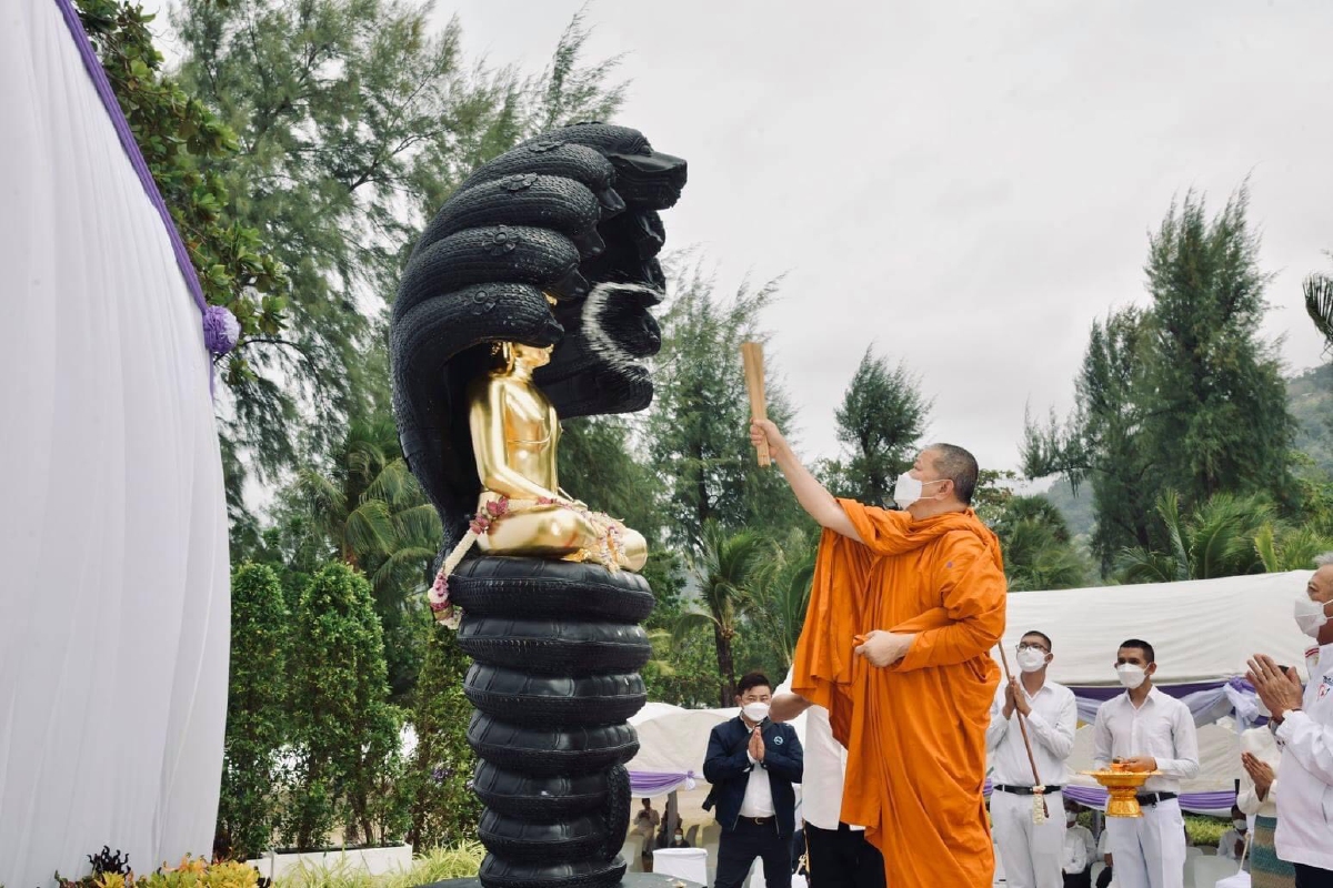 กราบสักการะ "พระพุทธมหานวนาคปฎิมากร" ที่หาดป่าตอง จ.ภูเก็ต