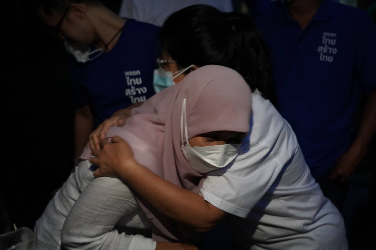 "สุดารัตน์" ลุยน้ำท่วม แจกถุงยังชีพ ชุมชนสันติชนสงเคราะห์