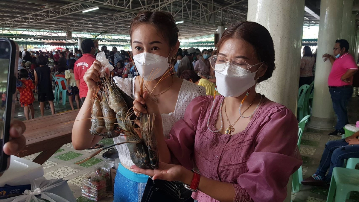 วัดแทบแตก ชาวบ้าน 500 คน แห่รับกุ้งสดตัวใหญ่ ในงาน "กฐิน" (มีคลิป)