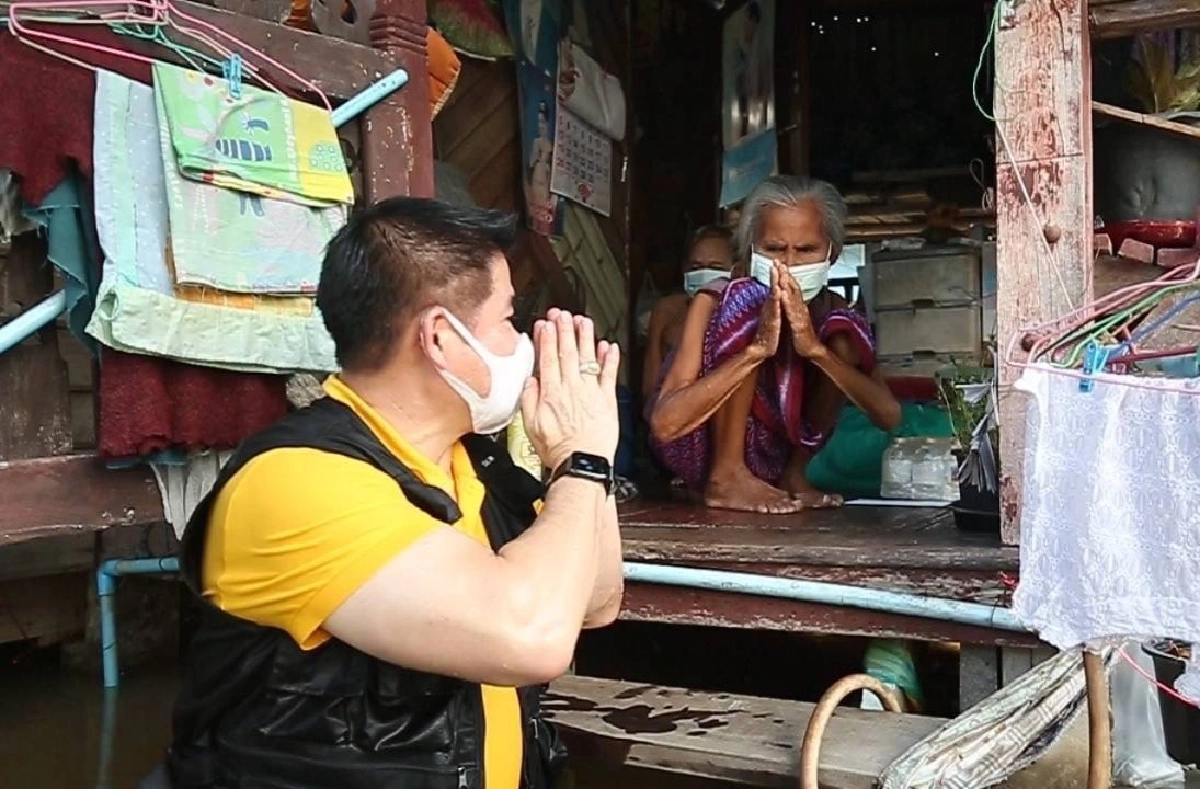 ร.อ.ธรรมนัส พรหมเผ่า อดีตรมช.เกษตรและสหกรณ์ ลงพื้นที่ช่วยผู้ประสบภัยน้ำท่วม อ.เสนา จ.พระนครศรีอยุธยา