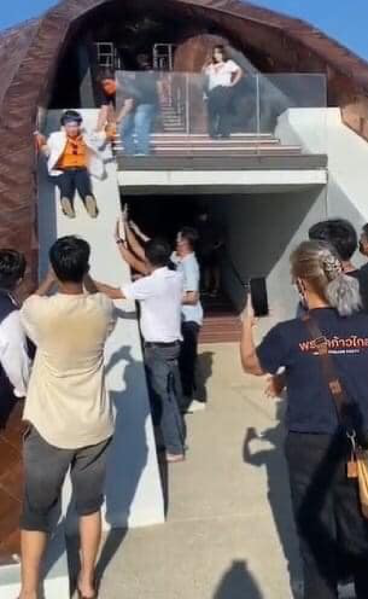 เตือนด้วยความเคารพ "เจี๊ยบ ก้าวไกล" เล่นสไลด์เดอร์สถานที่สำคัญนครสวรรค์