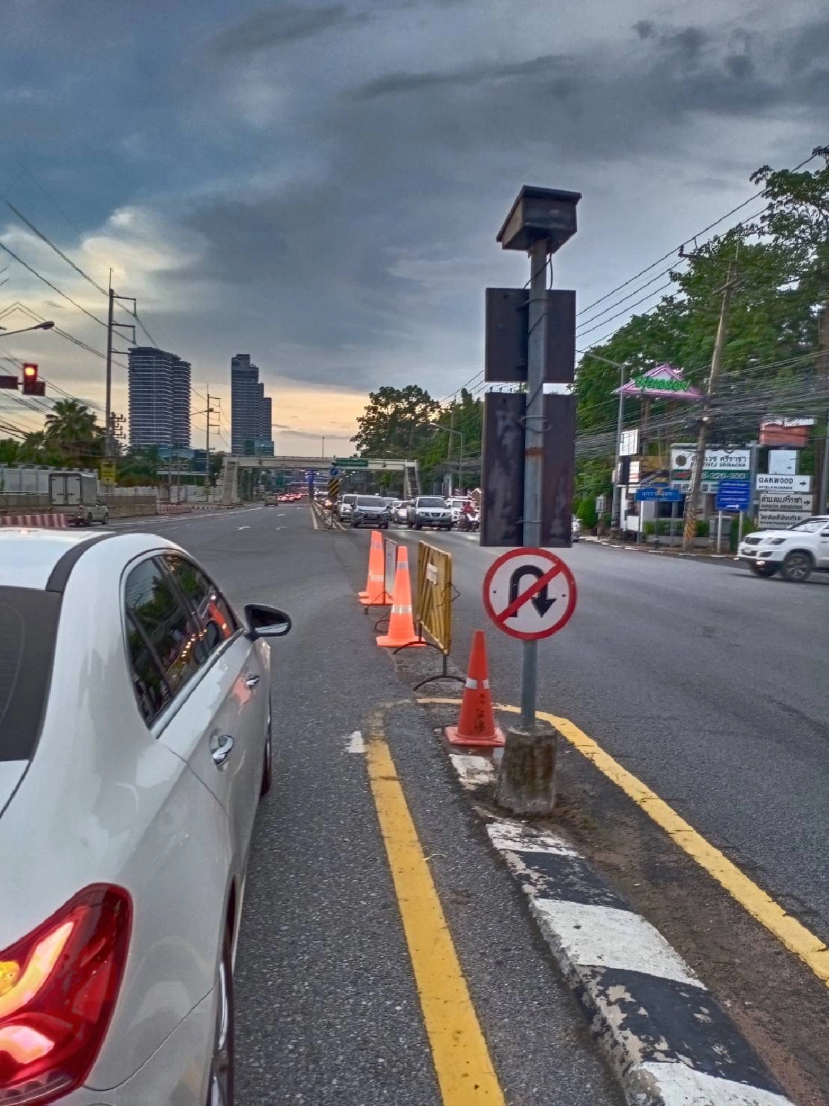 ผบช.ภ.2 ระดมตำรวจ ระบาย "รถติด" กลางเมืองศรีราชา หลังห้างดังเปิดตัววันแรก