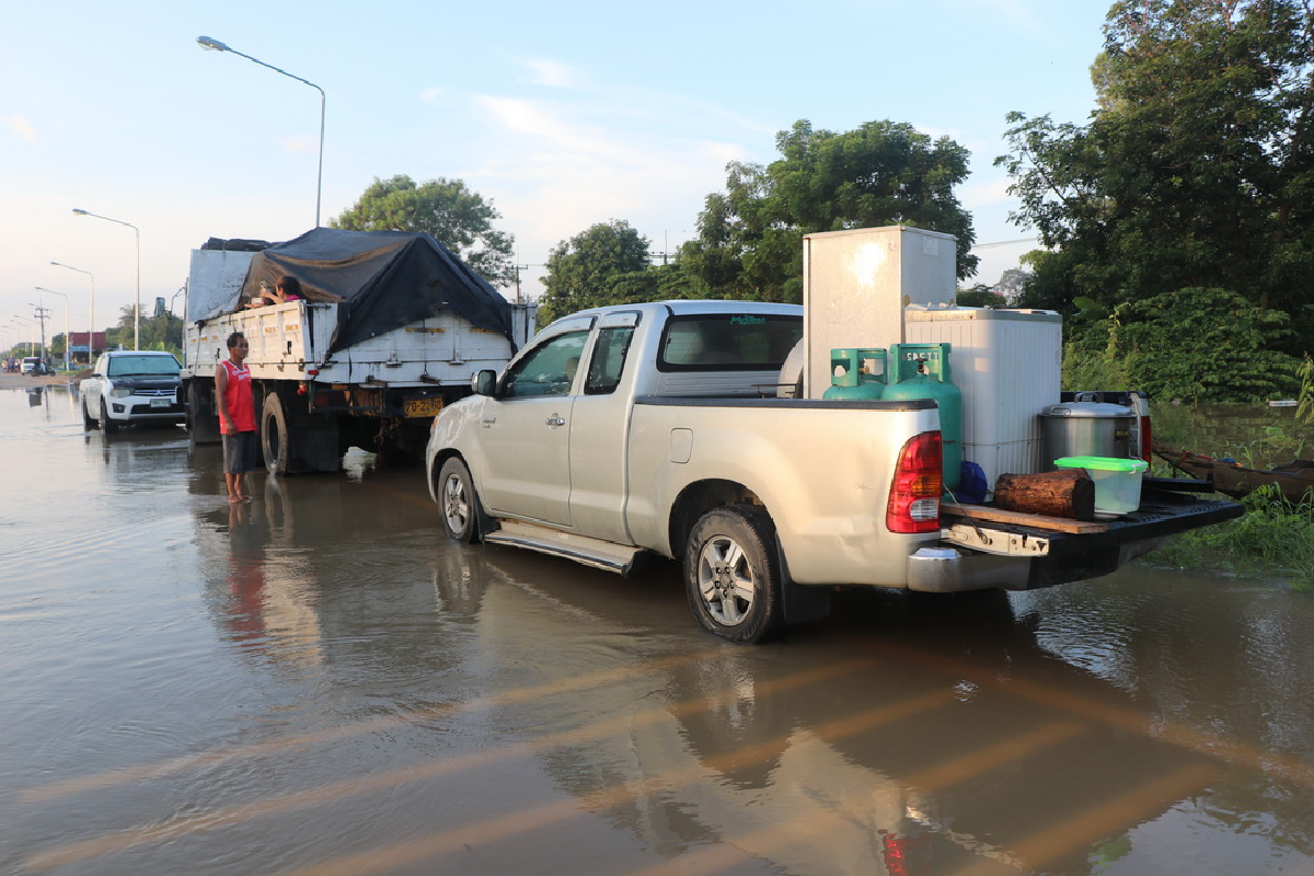 ชาวบ้าน ตำบลจรเข้ร้อง จังหวัดอ่างทอง หนี 