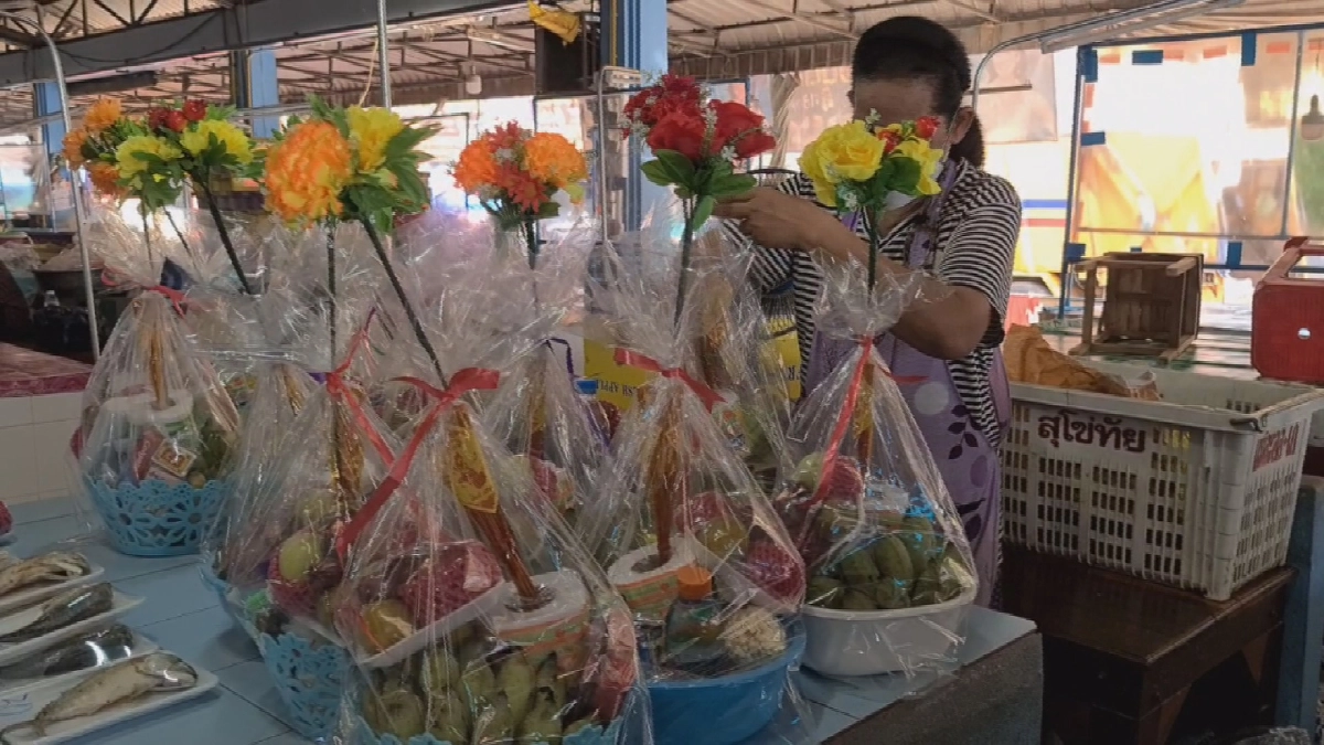 ชาวสุโขทัย ซื้อสินค้า เตรียมทำบุญ "วันสารทไทย" กันคึกคัก