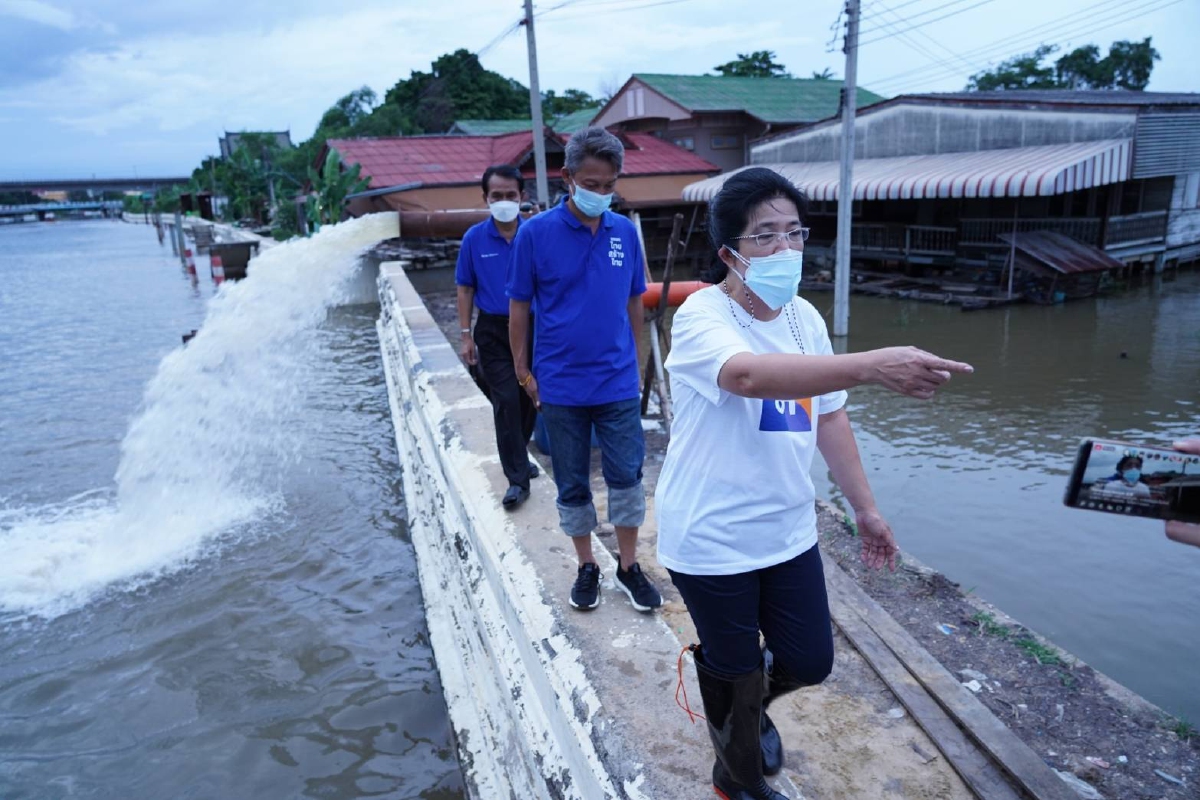"สุดารัตน์" ลุยน้ำท่วม แจกถุงยังชีพ ชุมชนสันติชนสงเคราะห์