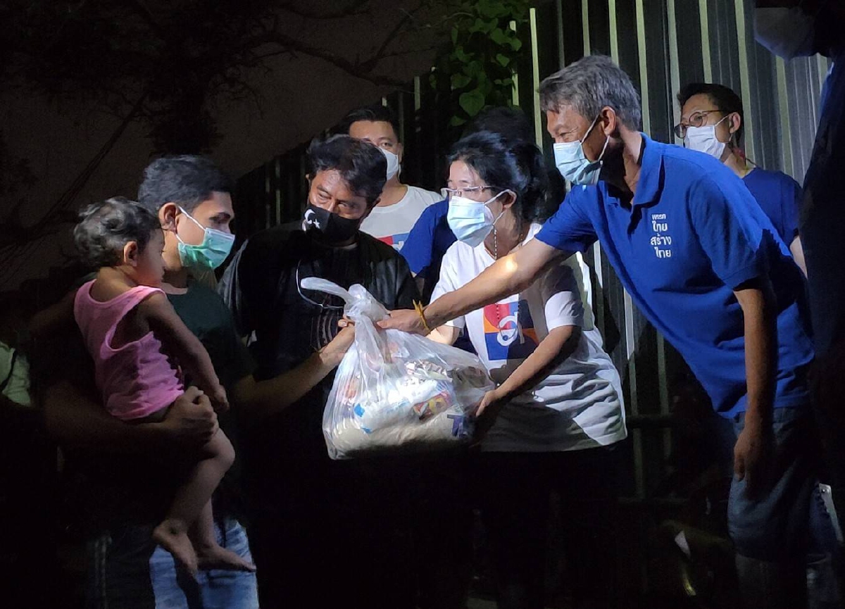 "สุดารัตน์" ลุยน้ำท่วม แจกถุงยังชีพ ชุมชนสันติชนสงเคราะห์