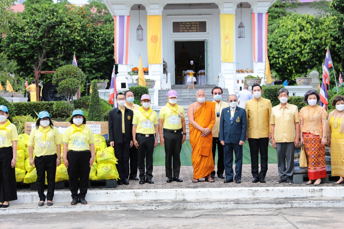 กองทัพบกและสมาคมแม่บ้านทหารบกร่วมกับทางวัดมอบถุงยังชีพ198 ถุง ให้กับ สำนักงานเขตห้วยขวางช่วยผู้ยากไร้จากสถานการณ์โควิด-19 