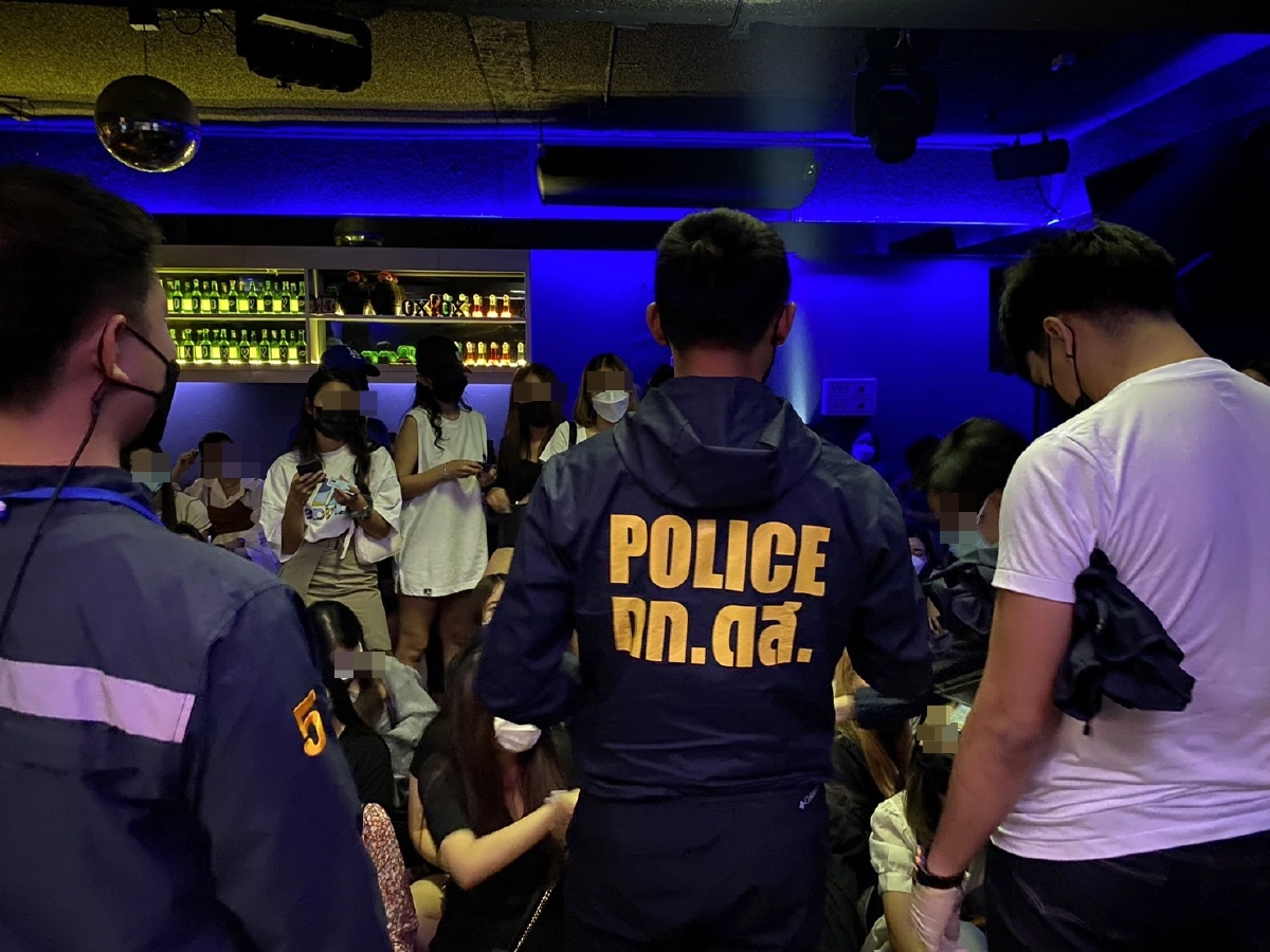 "จับผับ" กลางกรุงฯ รวบ 116 นักเที่ยว นั่งซดเหล้า เย้ย พรก.ฉุกเฉิน