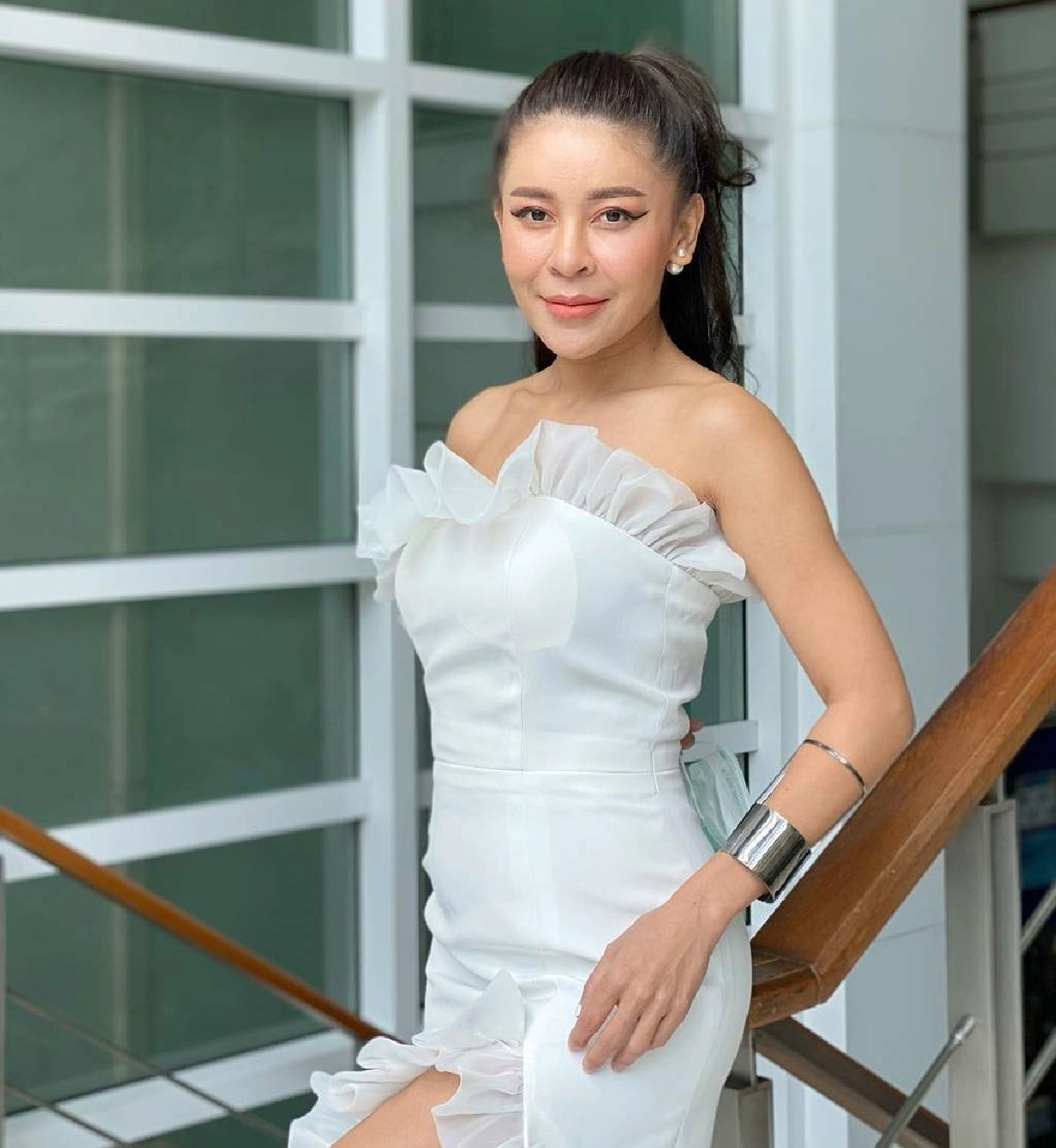 ส่องบ้านหรู "เป็กกี้ ศรีธัญญา" มุมสระว่ายน้ำใต้กระจกดูดาวสุดอลังการ