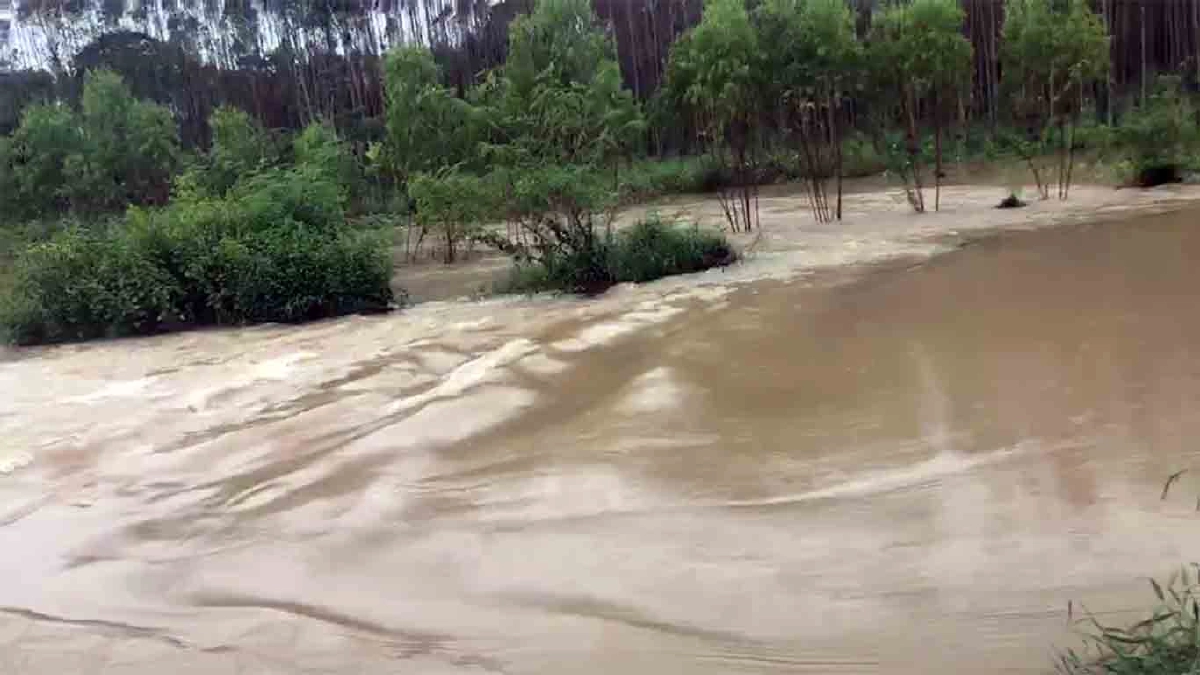 น้ำล้นทะลัก ท่วมหมู่บ้าน 43 ครอบครัว ถนนถูกตัดขาด