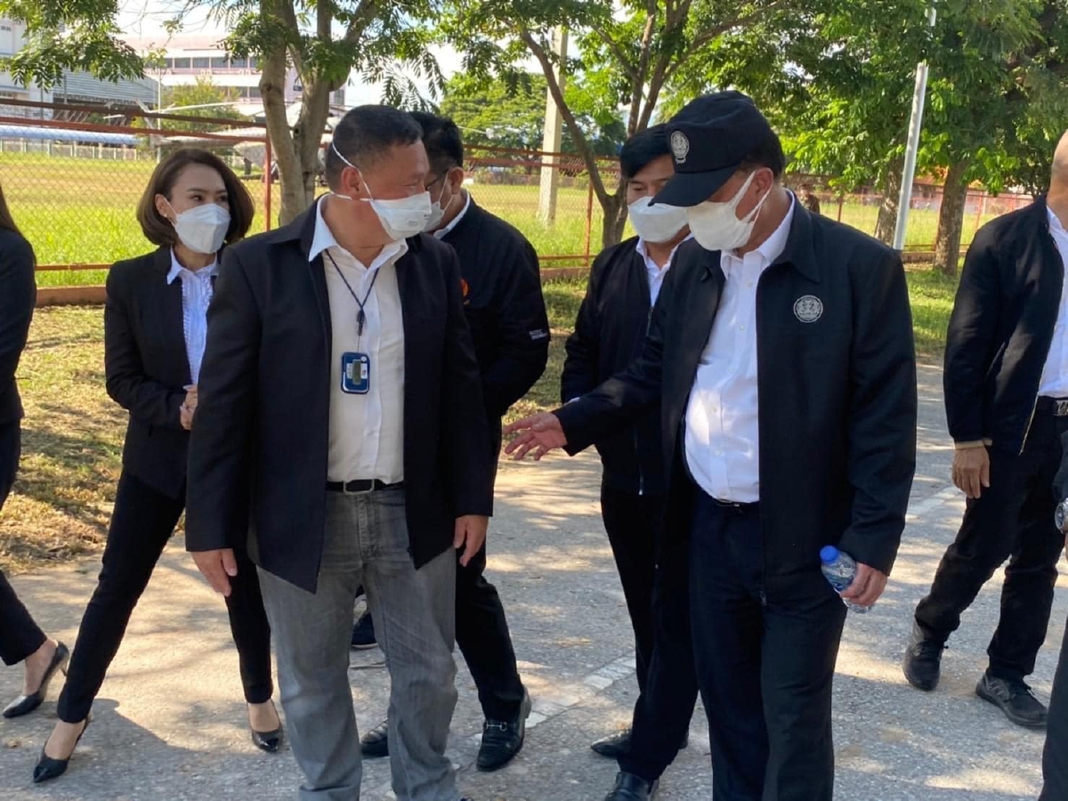 ดร.หิมาลัย ผิวพรรณ หรือ"เสธ.หิ" (ซ้ายมือ)ต้อนรับ พล.อ.ประยุทธ์ จันทร์โอชา นายกรัฐมนตรีเมื่อครั้งลงพื้นที่น้ำท่วมสุโขทัย ไม่กี่วันที่ผ่านมา  