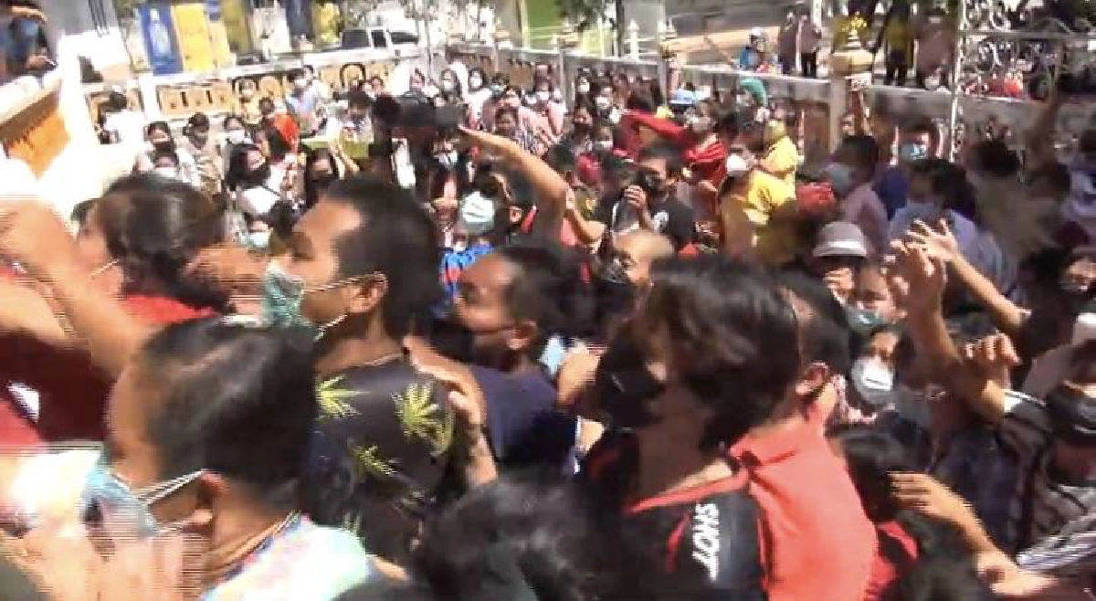 วัดแทบแตก ชาวบ้าน 500 คน แห่รับกุ้งสดตัวใหญ่ ในงาน "กฐิน" (มีคลิป)