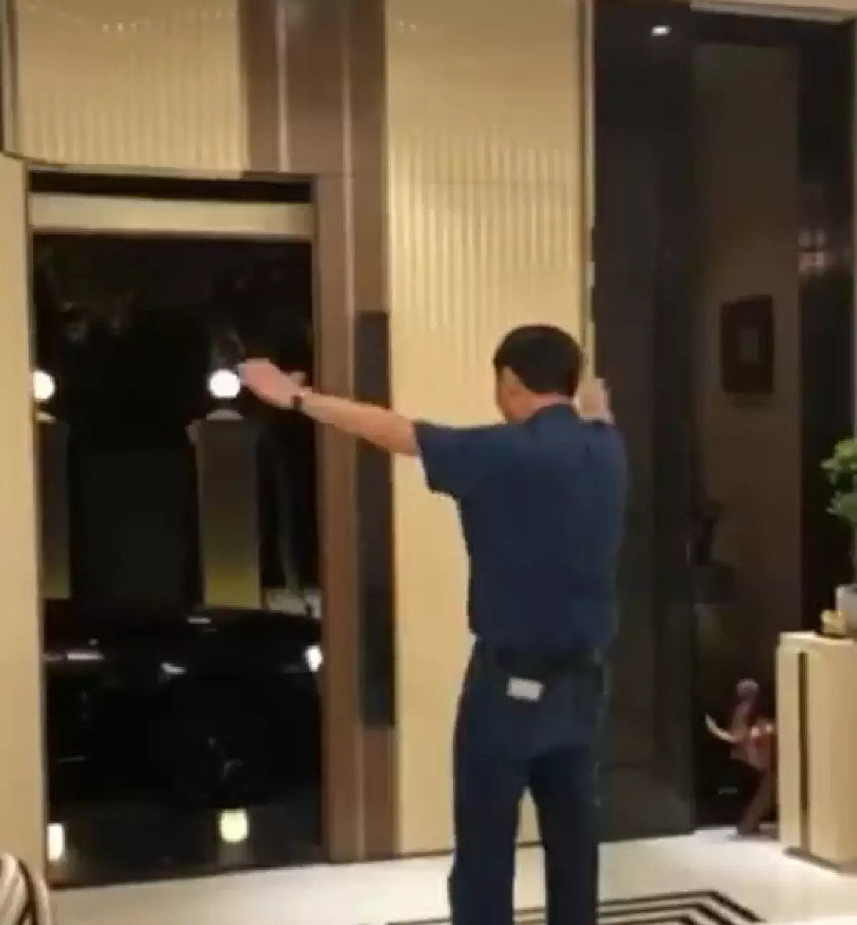 “โอ๊ค พานทองแท้” โพสต์คลิปโผกอดพ่อ โทนี่  หลังไม่เจอกัน 3 ปี