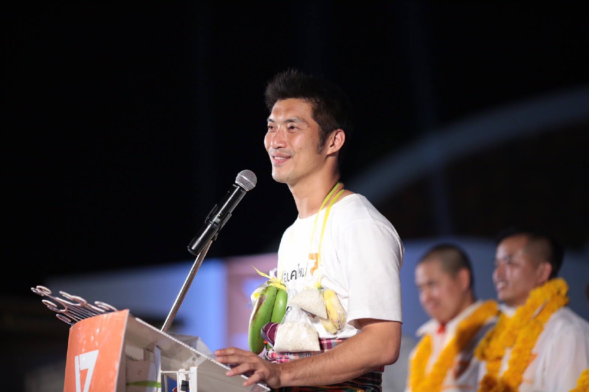 ธนาธร จึงรุ่งเรืองกิจ แม้ถูกตัดสิทธิทางการเมืองพรรคอนาคตใหม่โดนยุบแต่ยังคงเคลื่อนไหวทางการเมือง 