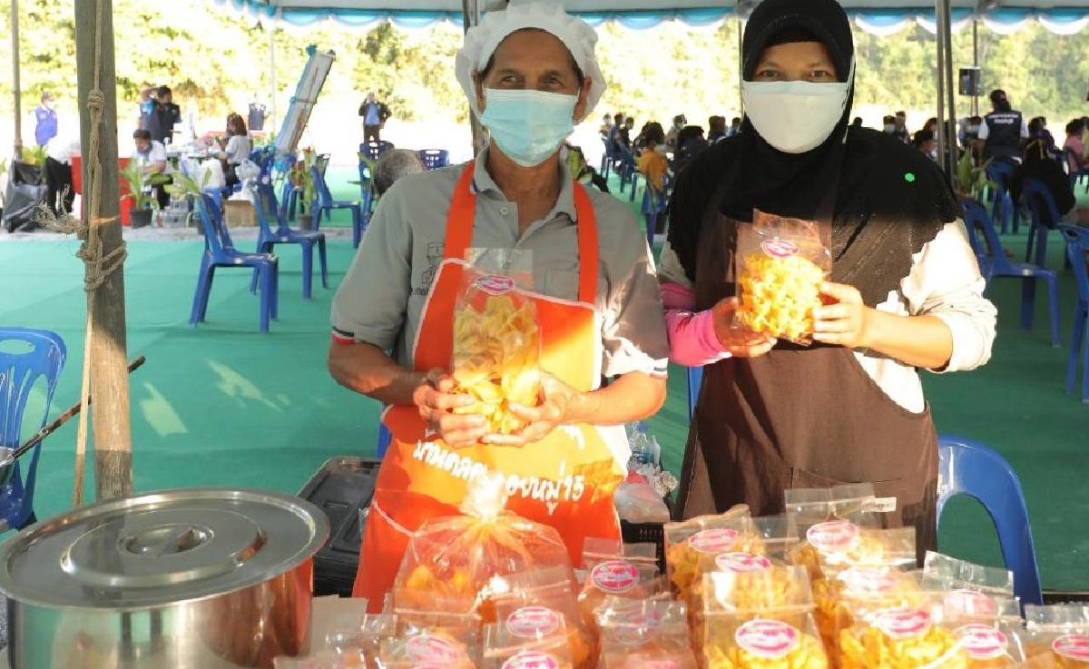 รมว.กษ.  เลขาฯ ส.ป.ก.  คณะ ลงพื้นที่ตรวจราชการ-มอบ \"ส.ป.ก.4-01\" อ.รัตภูมิ สงขลา