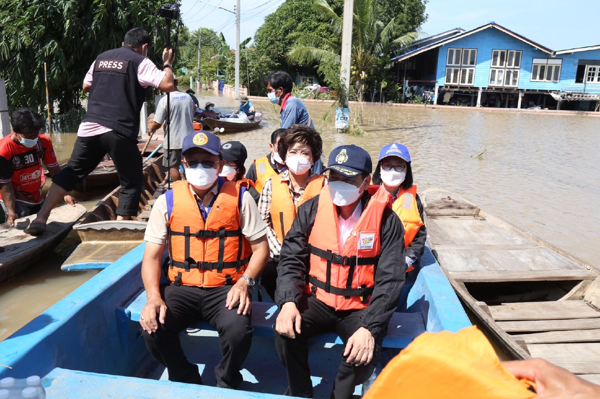 ก.แรงงาน ลงพื้นที่ "น้ำท่วม" เยี่ยมผู้ประกันตนทุพพลภาพ