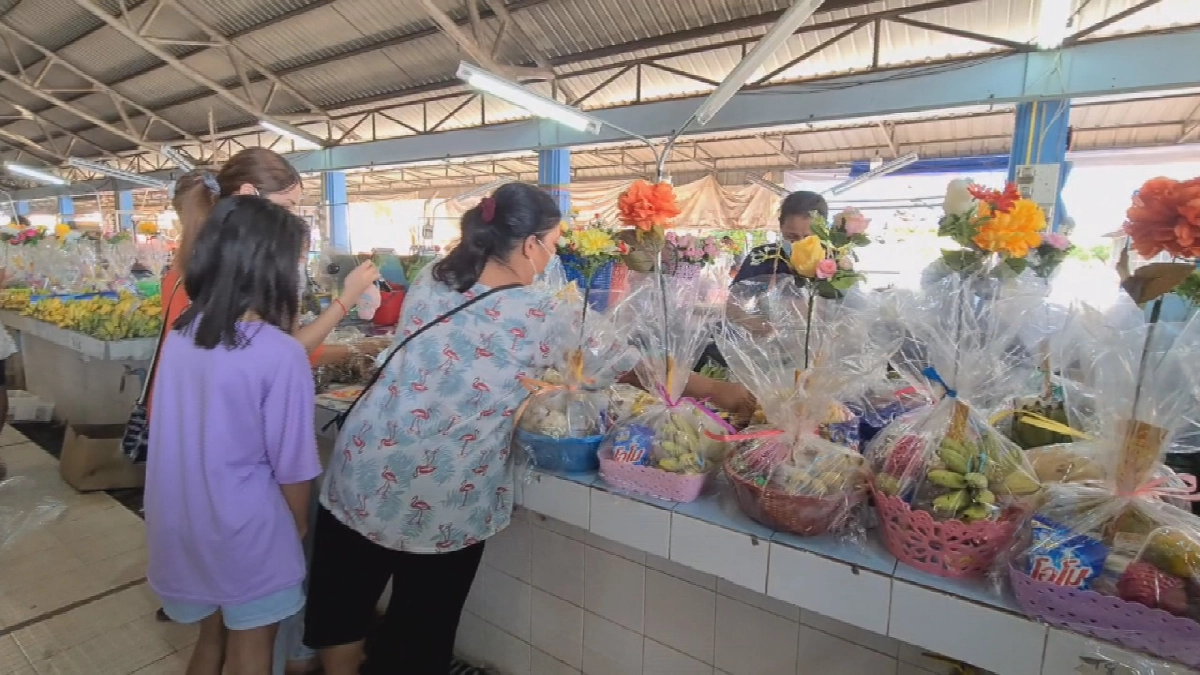 ชาวสุโขทัย ซื้อสินค้า เตรียมทำบุญ "วันสารทไทย" กันคึกคัก