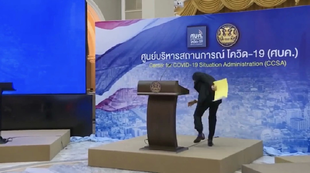 เกือบไปแล้ว หวิดหัวคะมำ "นายกฯ"สะดุดโพเดียมแถลงเปิดประเทศ