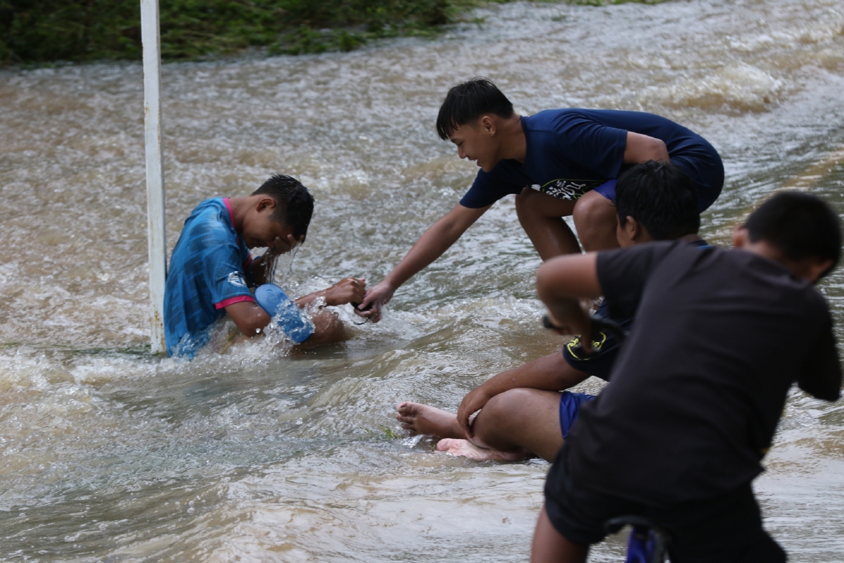 "สุวัจน์" โล่งใจ พระนอน 1,300 ปีพ้นวิกฤตน้ำท่วม