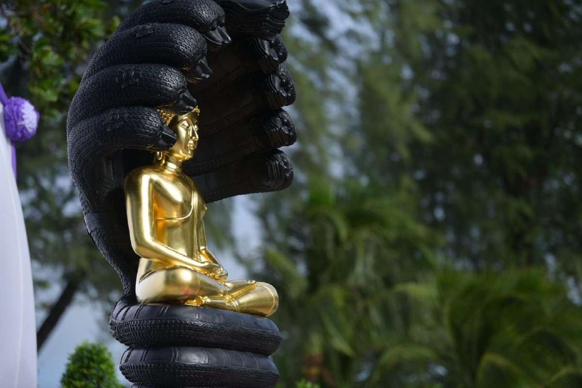 กราบสักการะ "พระพุทธมหานวนาคปฎิมากร" ที่หาดป่าตอง จ.ภูเก็ต