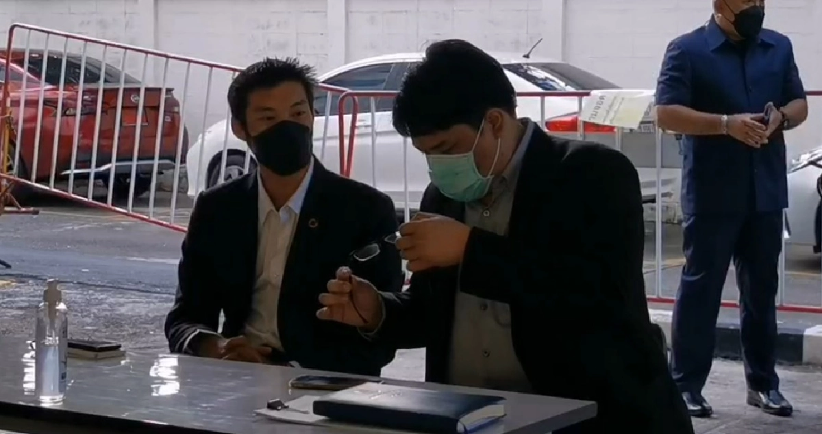 ตำรวจนางเลิ้ง ส่งตัว "ธนาธร" ให้อัยการพิจารณาสั่งฟ้อง ม.112 "ไลฟ์สด" วัคซีน