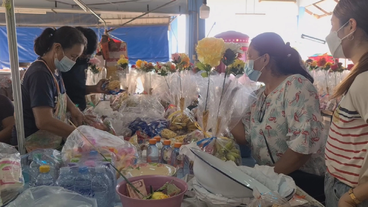 ชาวสุโขทัย ซื้อสินค้า เตรียมทำบุญ "วันสารทไทย" กันคึกคัก