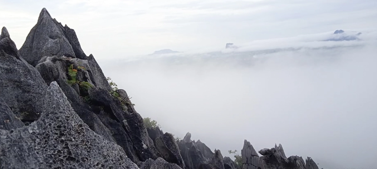 "ทะเลหมอก" รายล้อมภูเขาหินปูน ล่องเรือตาหมื่น "อัญมณี" แห่งบ้านมุง