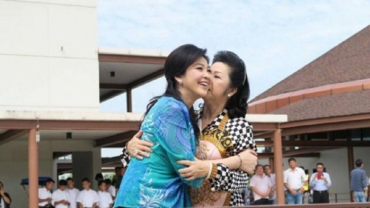 เยาวภา วงศ์สวัสดิ์  สวมกอด ยิ่งลักษณ์  ชินวัตร น้องสาว  