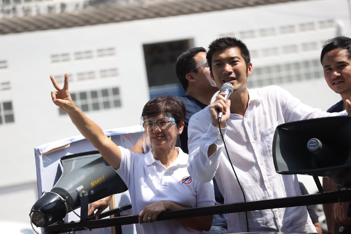 ธนาธร จึงรุ่งเรืองกิจ  แกนนำคณะก้าวหน้า 