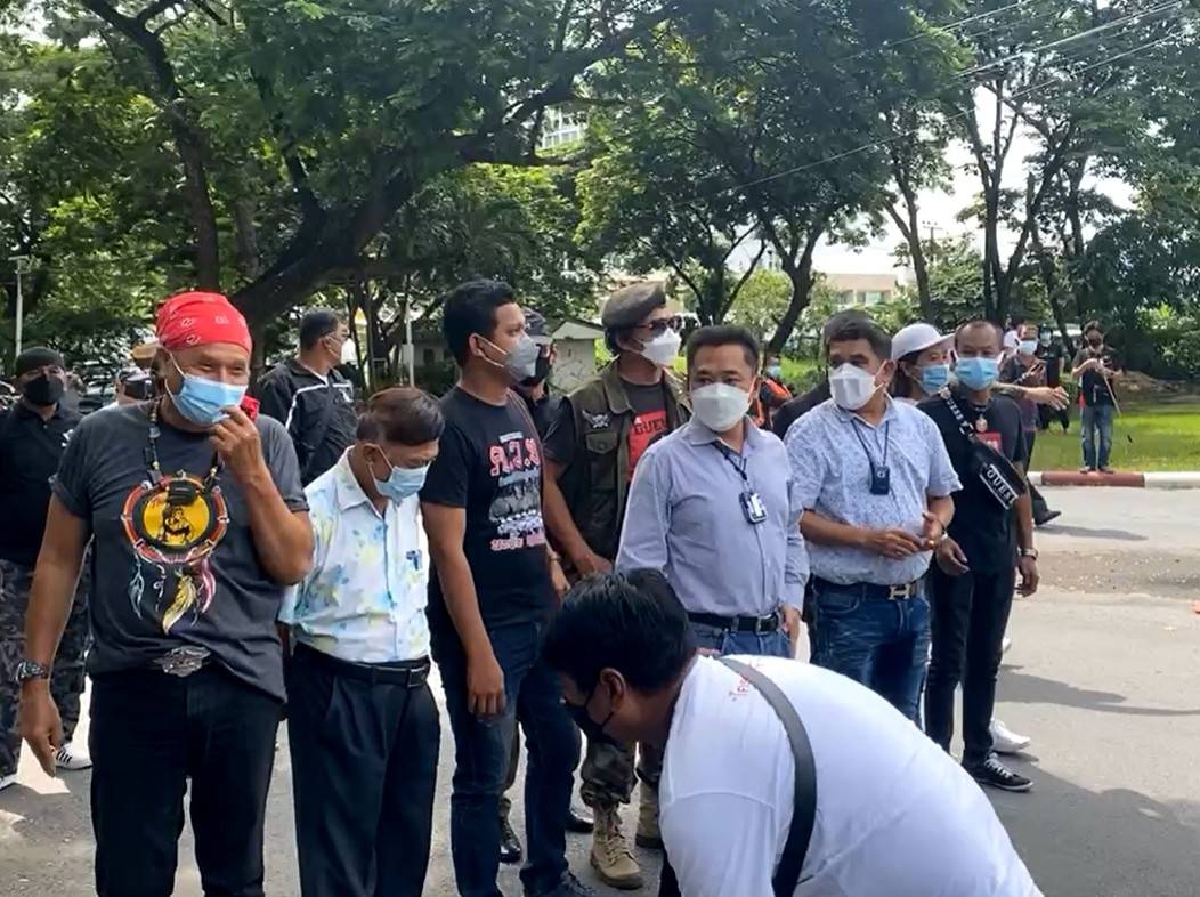 บรรยากาศหน้าเเรือนจำพิเศษกรุงเทพฯ   แกนนำมวลชน รอการปล่อยตัว นายจตุพร พรหมพันธุ์ ประธานนปช. 