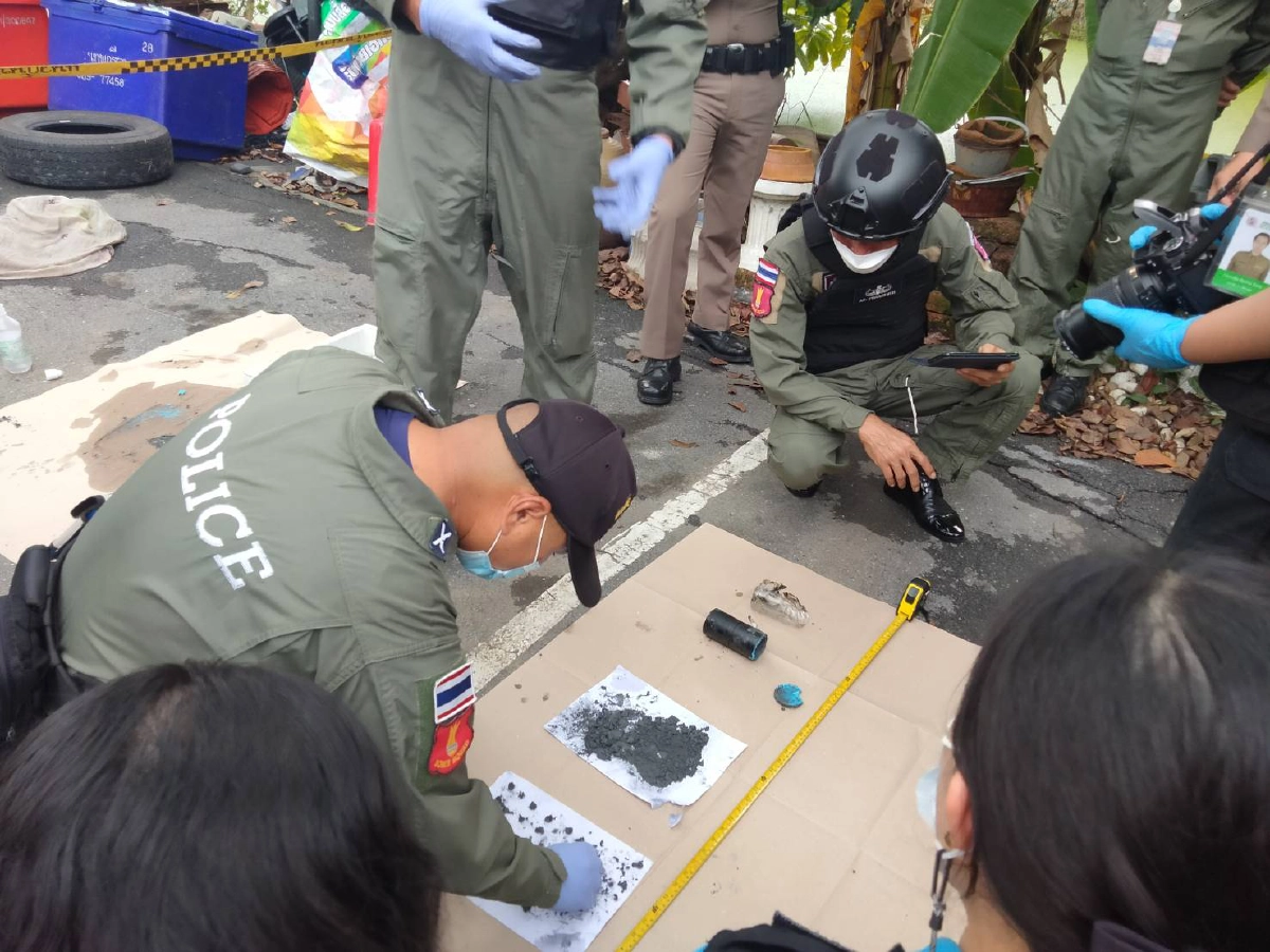 "วางบึ้ม" เผากระบะ รถอาสาพยาบาล ทะลุแก๊ส วงจรปิด พบภาพ 2 คนร้าย ลงมือก่อเหตุ