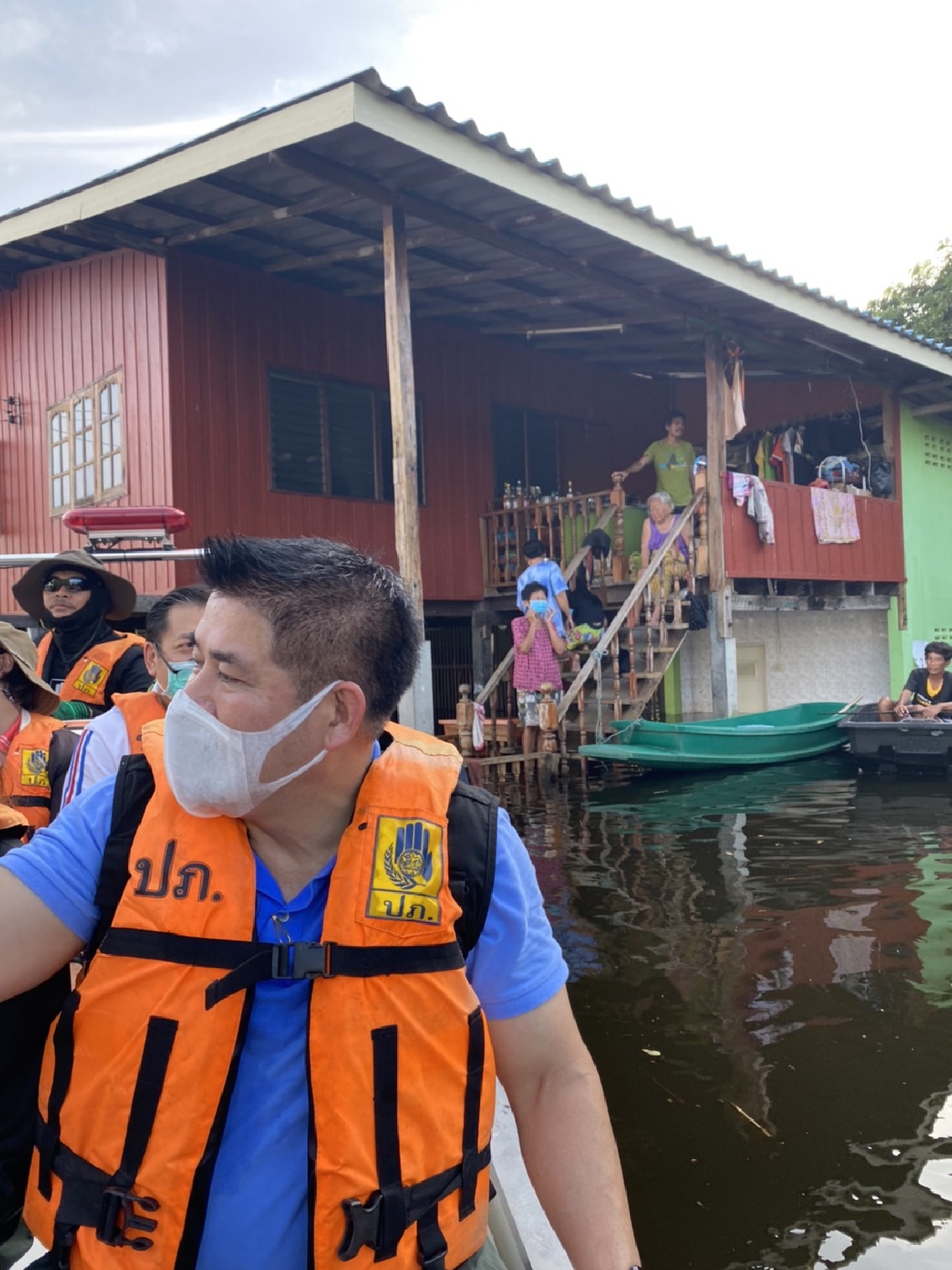 มาแล้ว "ธรรมนัส" ลุยน้ำนำทีมส.ส.พปชร. มอบยาผู้ประสบภัยน้ำท่วม