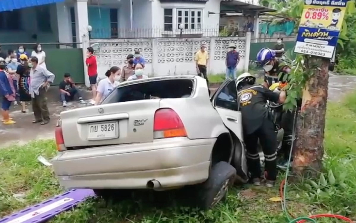 "หลับใน" เป็นเหตุ หนุ่มขับรถเสียหลัก "พุ่งชน" ต้นไม้ 