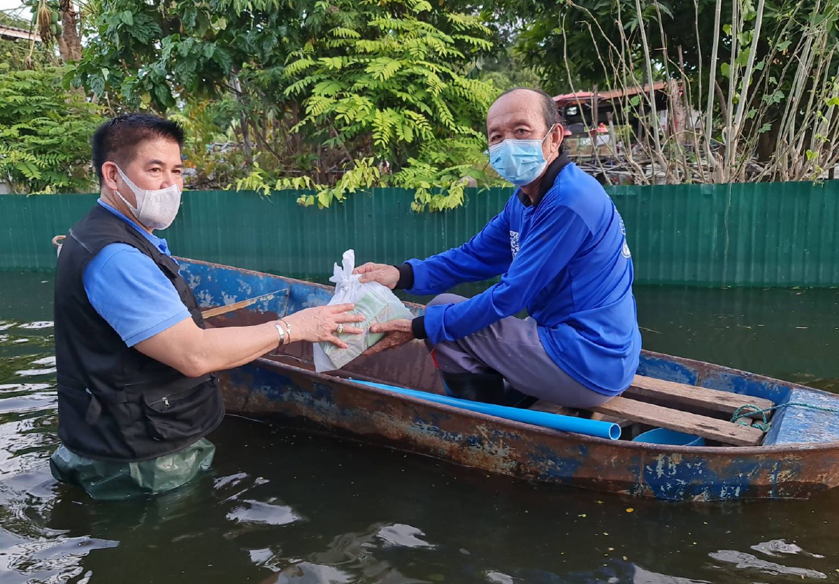 มาแล้ว "ธรรมนัส" ลุยน้ำนำทีมส.ส.พปชร. มอบยาผู้ประสบภัยน้ำท่วม
