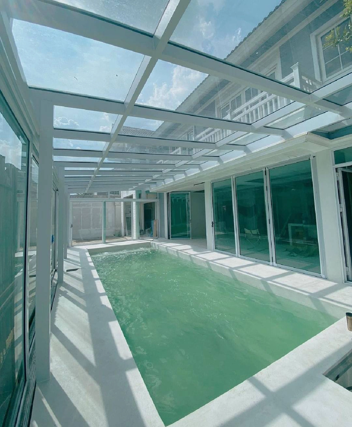 ส่องบ้านหรู "เป็กกี้ ศรีธัญญา" มุมสระว่ายน้ำใต้กระจกดูดาวสุดอลังการ