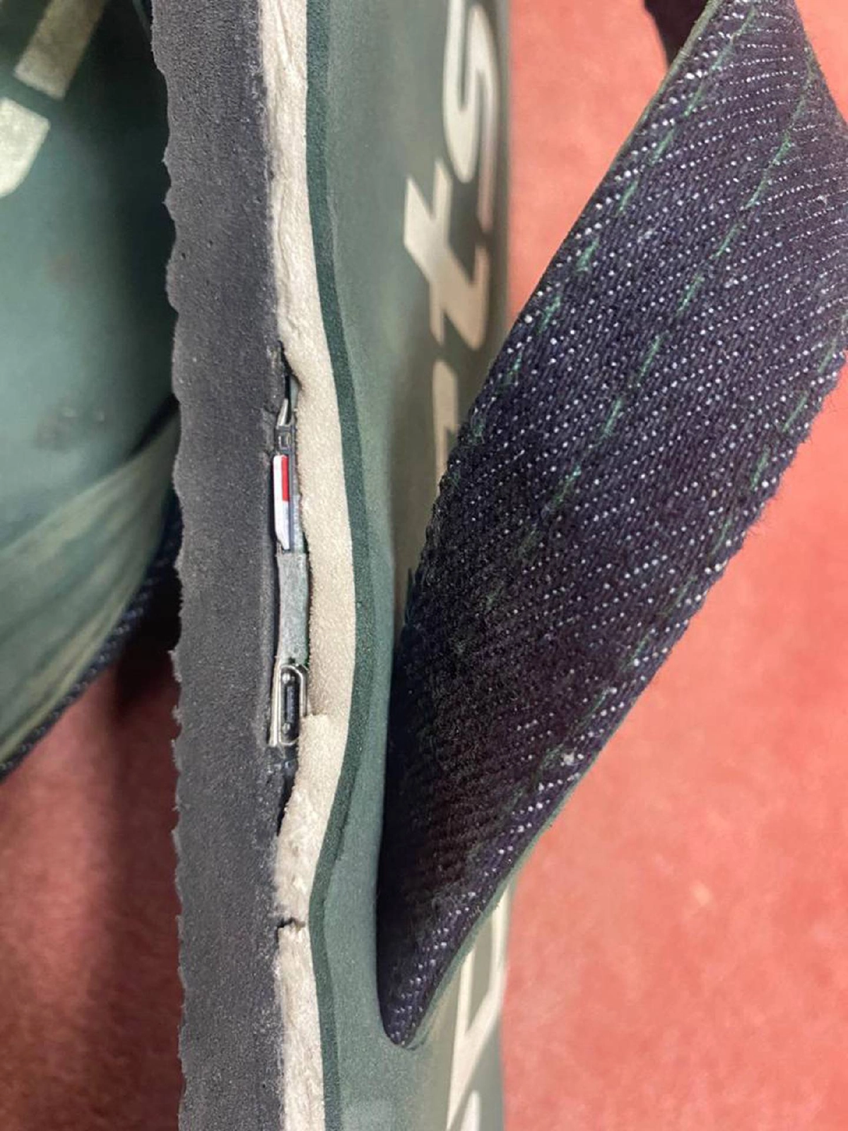 ผู้สมัครสอบครูอินเดียหลายคน "โกงสอบ" ด้วยรองเท้าแตะบลูทูธ ราคาหลักแสน