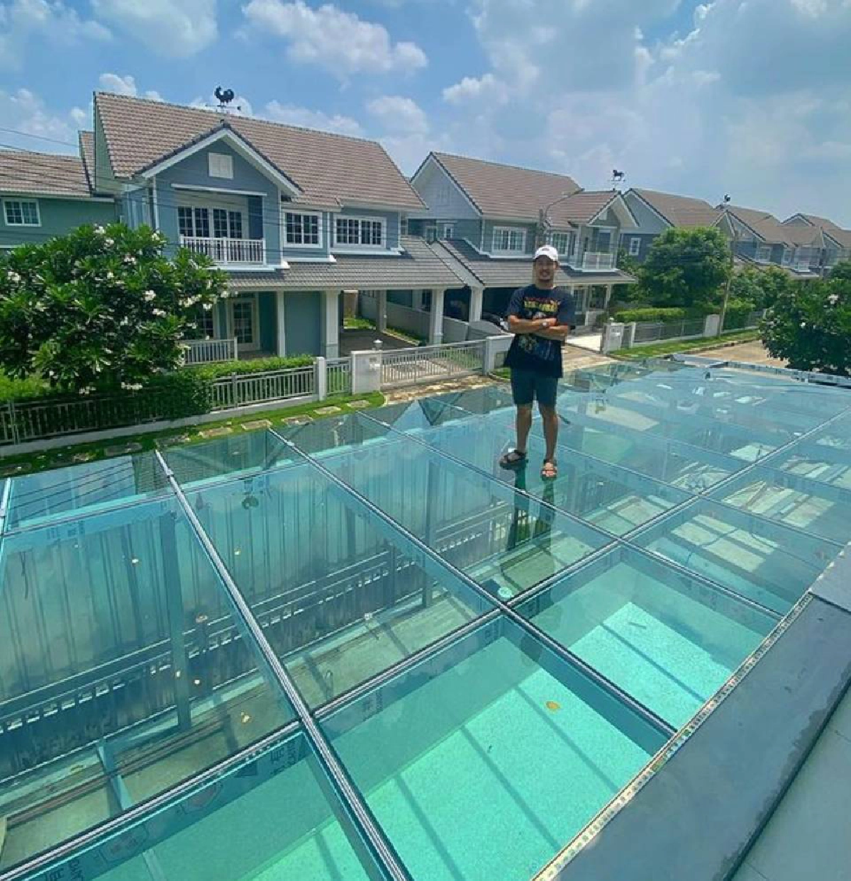 ส่องบ้านหรู "เป็กกี้ ศรีธัญญา" มุมสระว่ายน้ำใต้กระจกดูดาวสุดอลังการ