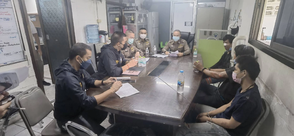 เปิดภาพ "แก๊งปาบึ้ม" รถตำรวจ หนีไม่รอด รวบแล้ว3 โทษหนักคุก 10 ปี