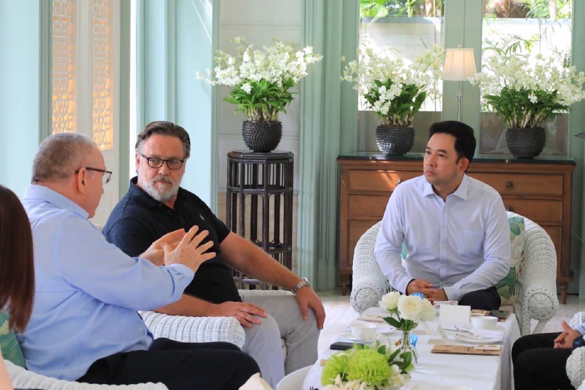 ดังอีก "รัสเซล โครว์" ชื่นชมความเป็นไทย รวมถึง แกงพะแนง ผัดไทยและข้าวซอย